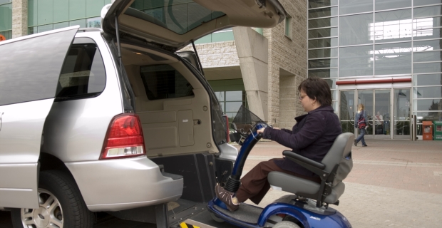 Jeune en fauteuil roulant entrant dans la fourgonnette de Para Transpo, accessibilité, extérieur