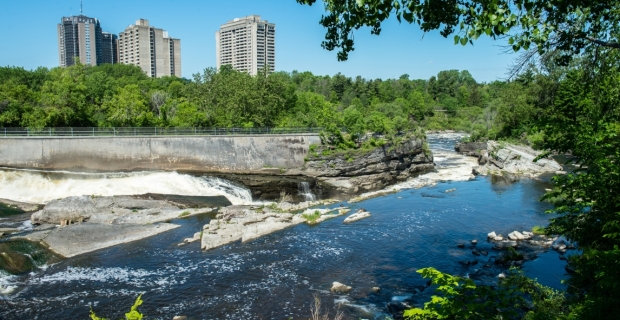 L’été à la cascade Hog’s Back de la rivière Rideau