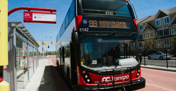 Un autobus à deux étages d’OC Transpo sur une voie de transport rapide à Barrhaven