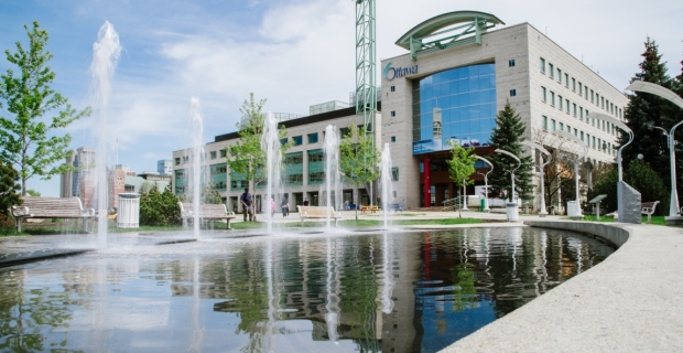 Une fontaine au premier plan et la place Marion-Dewar de l’hôtel de ville d’Ottawa à l’arrière-plan