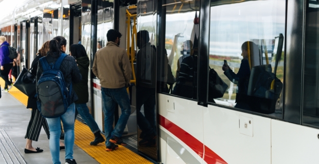 Passagers montant à bord d’un train léger sur rail 