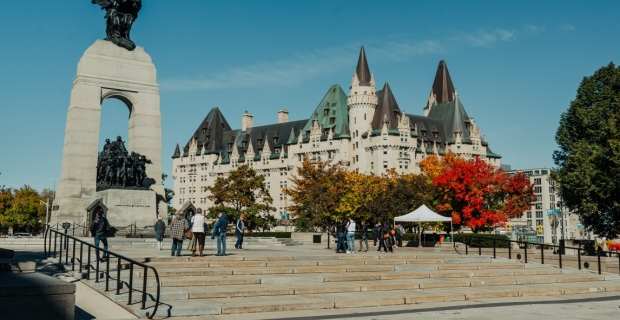 L’esplanade du Monument commémoratif de guerre du Canada avec le Château Laurier en arrière-plan