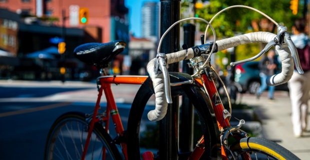 Un vélo attaché à un support pour bicyclettes en bordure de rue