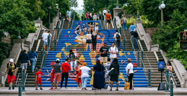 Une peinture murale sur un grand escalier du marché By qui mène au parc Major’s Hill, le jour de la fête du Canada