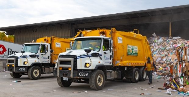 Deux camions vidant des matières recyclables à l’installation de recyclage de Matériaux Cascades