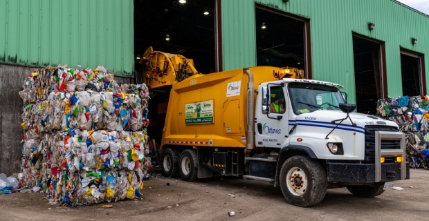 Un camion de recyclage de la Ville déchargeant des matières recyclables à l’installation de recyclage Cascades