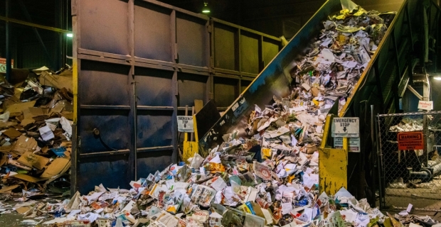 Papier recyclé sur un tapis roulant