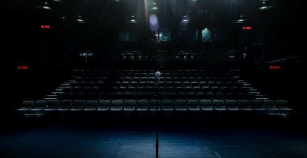 Lumières de théâtre éclairant un pied de micro sur une scène