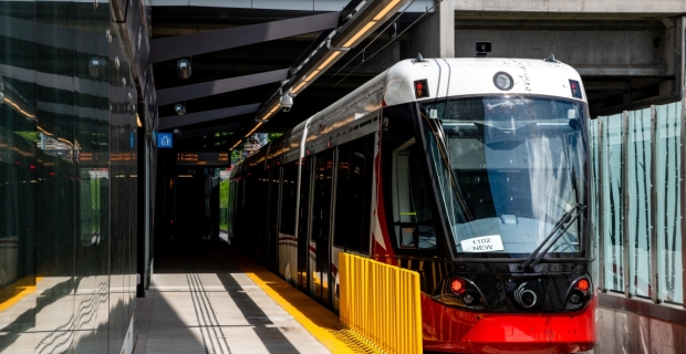 Vue depuis le quai d’un train léger sur rail arrêté dans une station