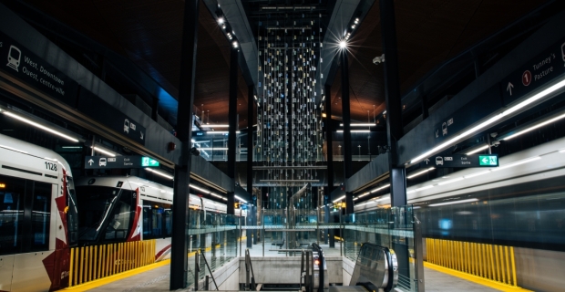 Art public à la station Blair avec des carreaux de verre suspendus