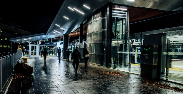 Station de train léger sur rail uOttawa la nuit