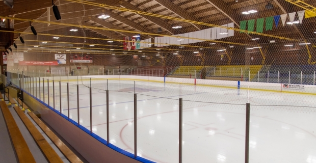 Intérieur de la patinoire de hockey de l’aréna Earl-Armstrong