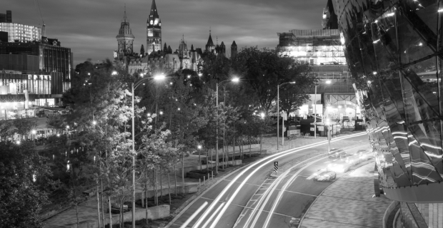 Une photo de nuit du centre-ville avec le Centre Shaw, le canal Rideau et l’édifice de l’Assemblée législative