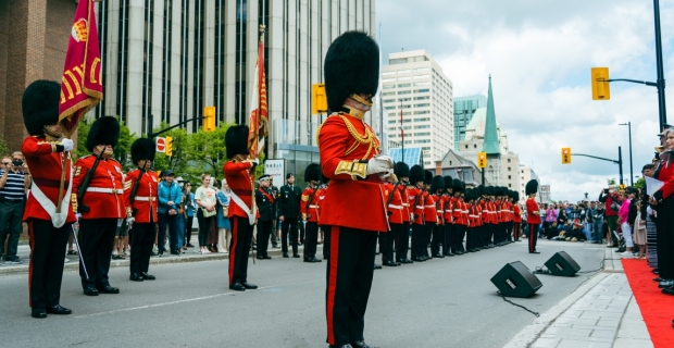 Une rangée de Governor General's Foot Guards au garde-à-vous sur la rue Elgin