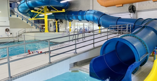 Sortie de la glissade d’eau de la piscine à vagues de Kanata