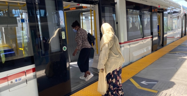 Passagers montant à bord d’un train léger sur rail