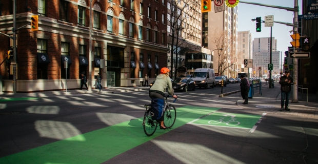 Un cycliste circulant sur la bande cyclable de l’avenue Laurier