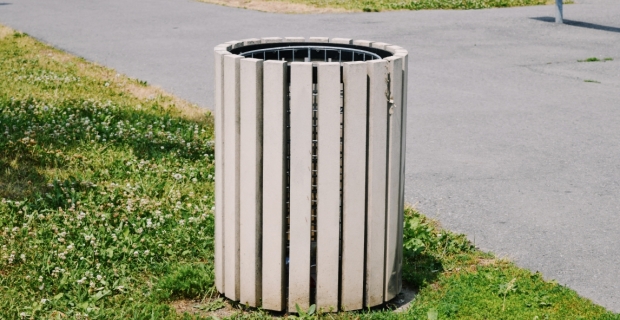 Une poubelle dans un parc municipal