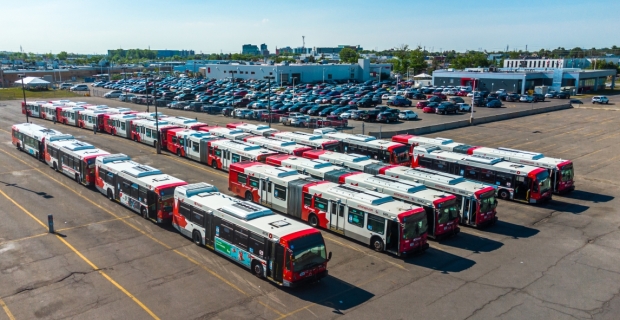 Prise de vue par drone du stationnement du siège social d’OC Transpo avec de nombreux autobus garés en rangées