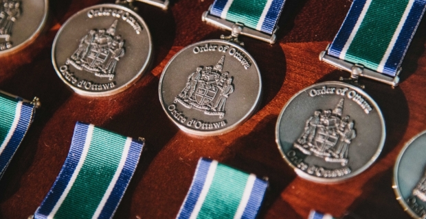 A row of round medallions with the Ottawa Coat of Arms embossed on them.