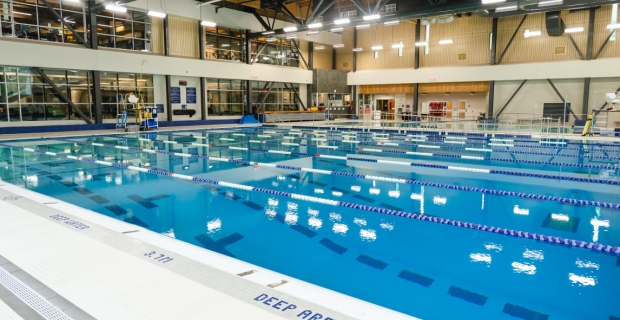 Une grande piscine intérieure avec des couloirs de natation