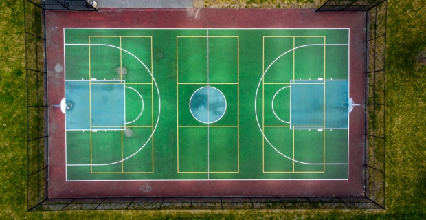 Prise de vue par drone directement au-dessus d’un terrain de basket-ball extérieur au Complexe récréatif Richcraft