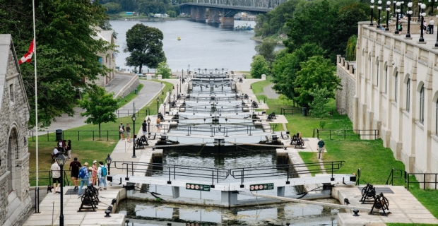 Les dernières écluses du canal Rideau reliées à la rivière des Outaouais avec le pont Alexandria en arrière-plan