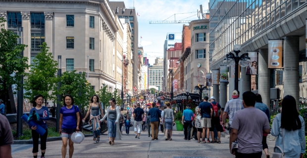 Vue de la rue Sparks avec de nombreuses personnes