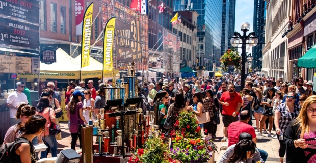 Une foule de vendeurs, de cuisiniers et de visiteurs à la Ribfest sur la rue Sparks