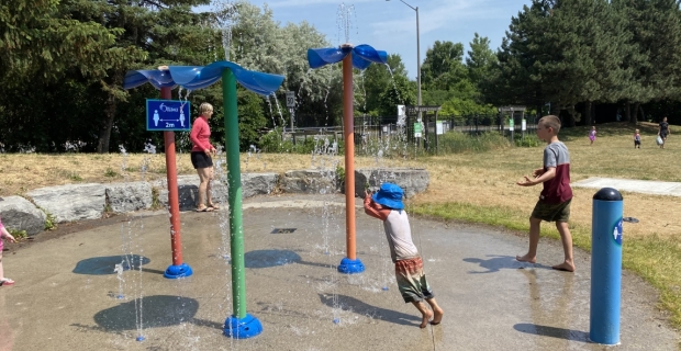 Une aire de jeux d’eau dans laquelle des enfants s’amusent en été