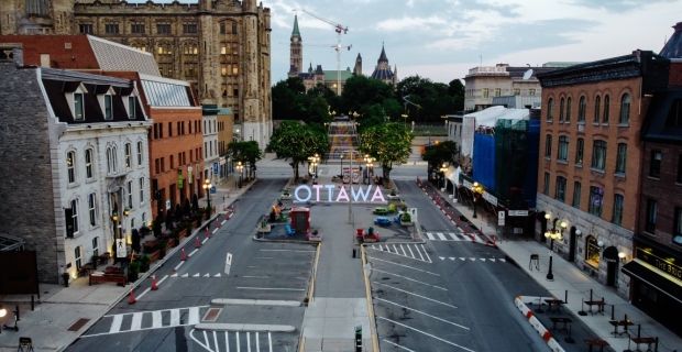 Grandes lettres multicolores indiquant « OTTAWA » sur la rue York dans le marché By