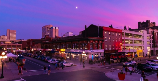 Coin du marché By au crépuscule avec une lune basse dans le ciel