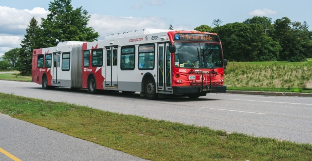 Un autobus articulé d’OC Transpo