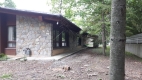 La maison Loeb située au 187, chemin Lansdowne, est un grand bungalow revêtu de pierres des champs et de planches de cèdre. Elle se situe dans le district de conservation du patrimoine de Rockcliffe Park.