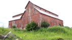 La grange Bradley-Craig est une grande étable laitière en bois avec des fenêtres à claire-voie caractéristiques permettant de surveiller la toiture. Elle se situe au 590, chemin Hazeldean.